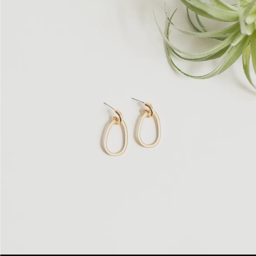 Simple yet elegant white oval earrings with gold accents